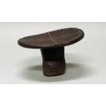 Kopfstütze/Hocker, Äthiopien, Afrika, 20. Jh., authentisch, Holz, Ziernägel, 15 x 23 cm. Provenienz: