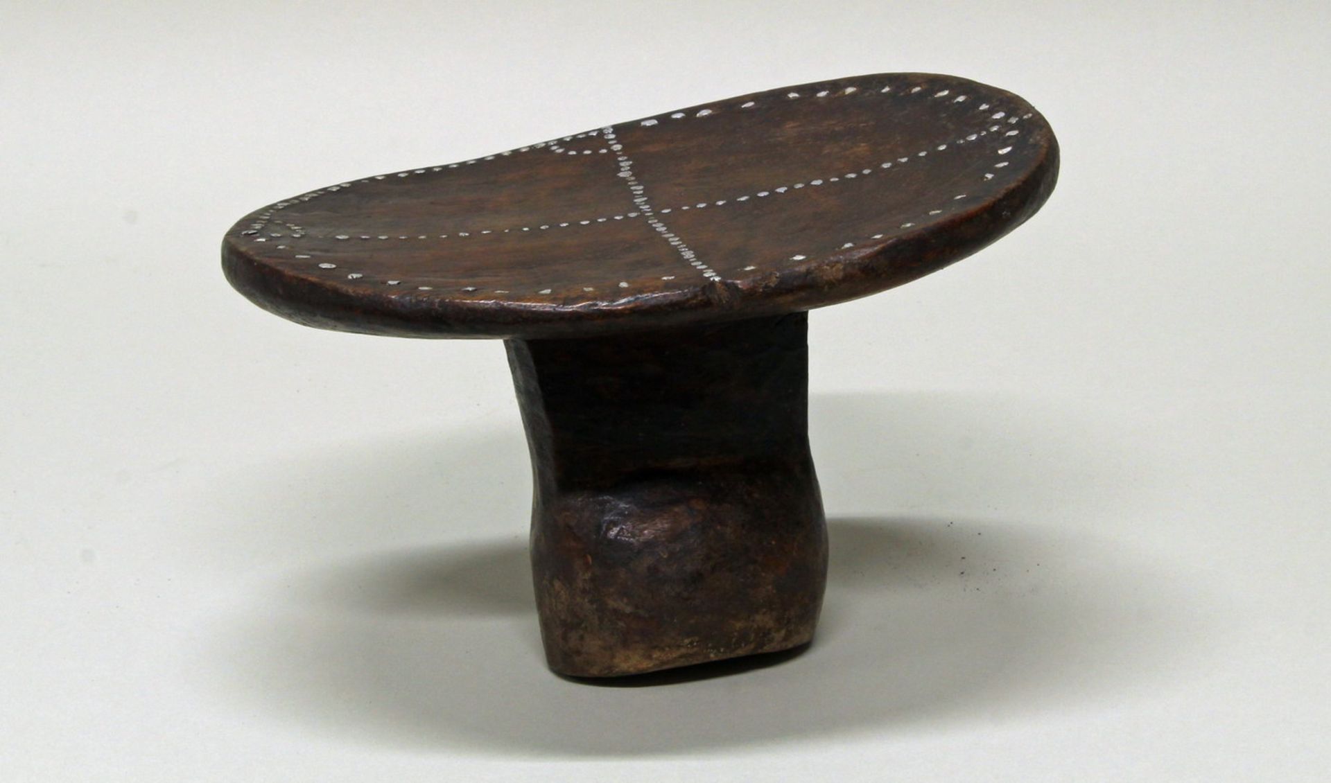 Kopfstütze/Hocker, Äthiopien, Afrika, 20. Jh., authentisch, Holz, Ziernägel, 15 x 23 cm. Provenienz: