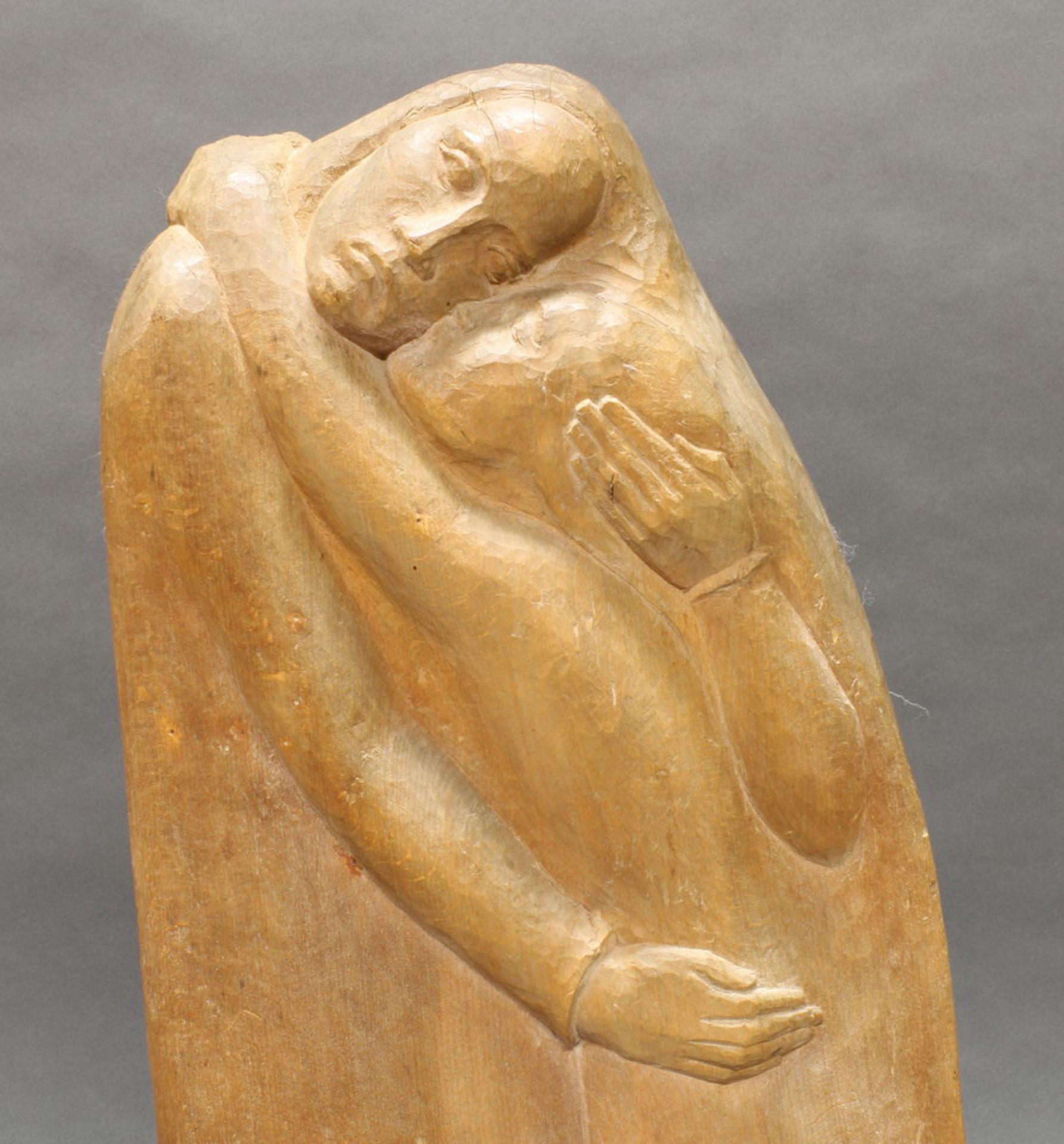 Skulptur, Holz geschnitzt, "Versöhnung", verso bezeichnet SLvB, 1940, Buchenholz, 70 cm hoch. - Image 2 of 3