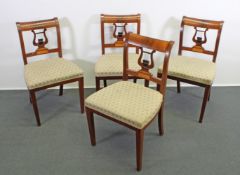 4 Stühle, norddeutsch, Mitte 19. Jh., Mahagoni, Rückenlehne mit Lyramotiv, breiter Polstersitz,