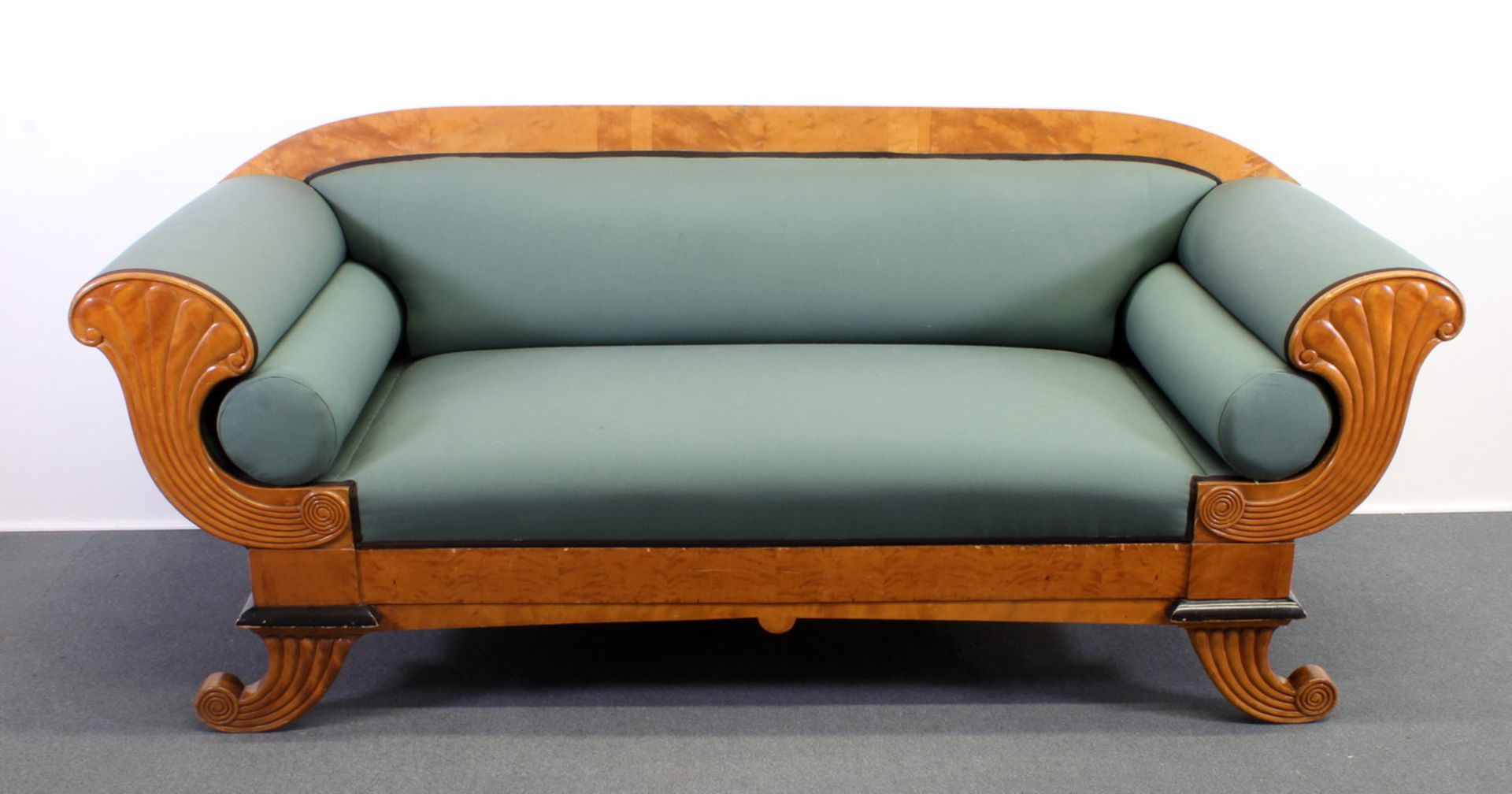 Sofa, Biedermeier, Niedersachsen, um 1830, Birke, füllhornartige Armlehnengestaltung, erneuerter