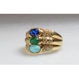 Ring, GG 750, Diamanten zus. gepunzt 0.52 ct., 1 Türkis-, 1 Smaragd-Cabochon, 1 facettierter