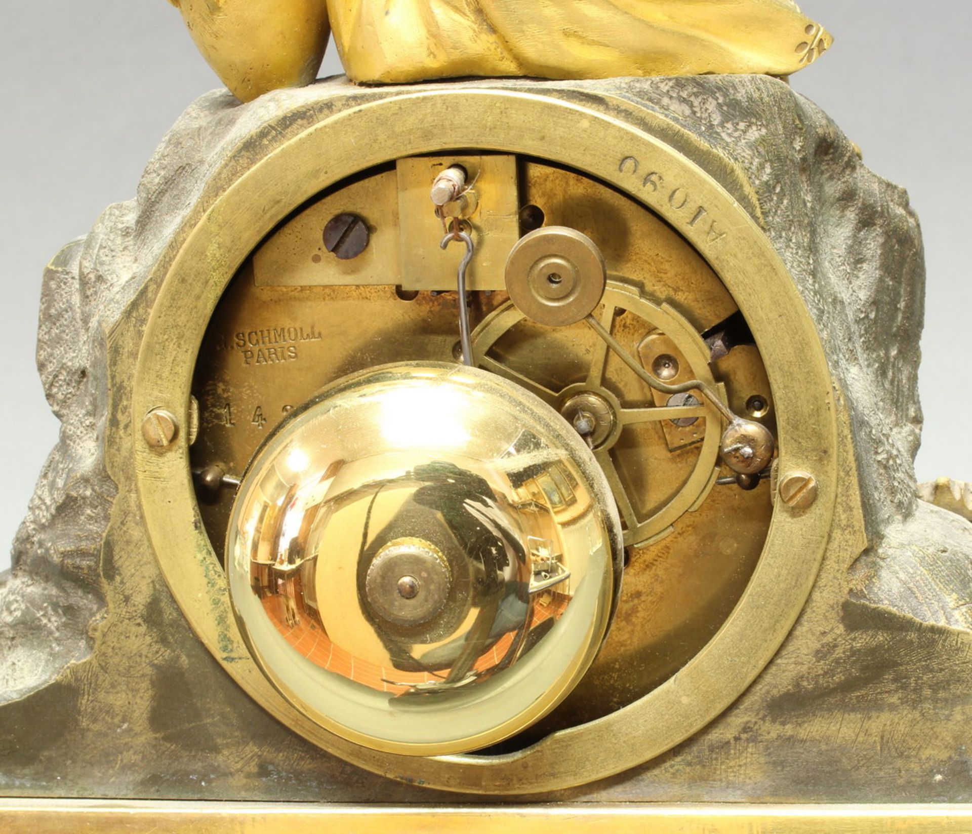 Pendule, Frankreich, um 1830/40, auf der Platine bez. G. Schmoll Paris, Metall mit Bronzeappliken, - Image 5 of 5