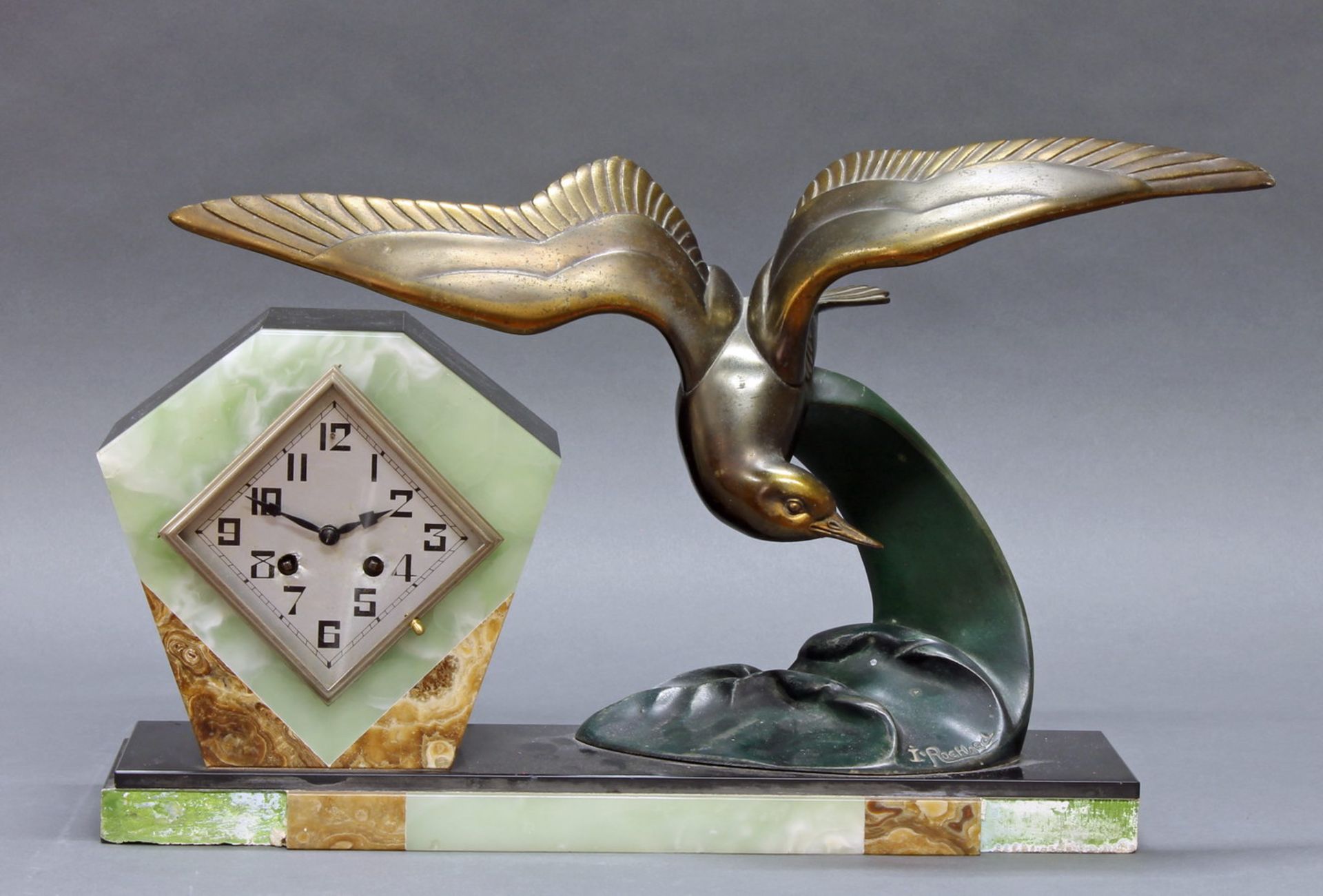 Tischuhr, Art Deco, Frankreich 1930er Jahre, Onyx, Marmor, Metall, breiter Sockel mit Uhrengehäuse