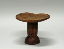 Kopfstütze/Hocker, Äthiopien, Afrika, 20. Jh., authentisch, Holz, Metallbeschlag, 17 x 20.5 cm.