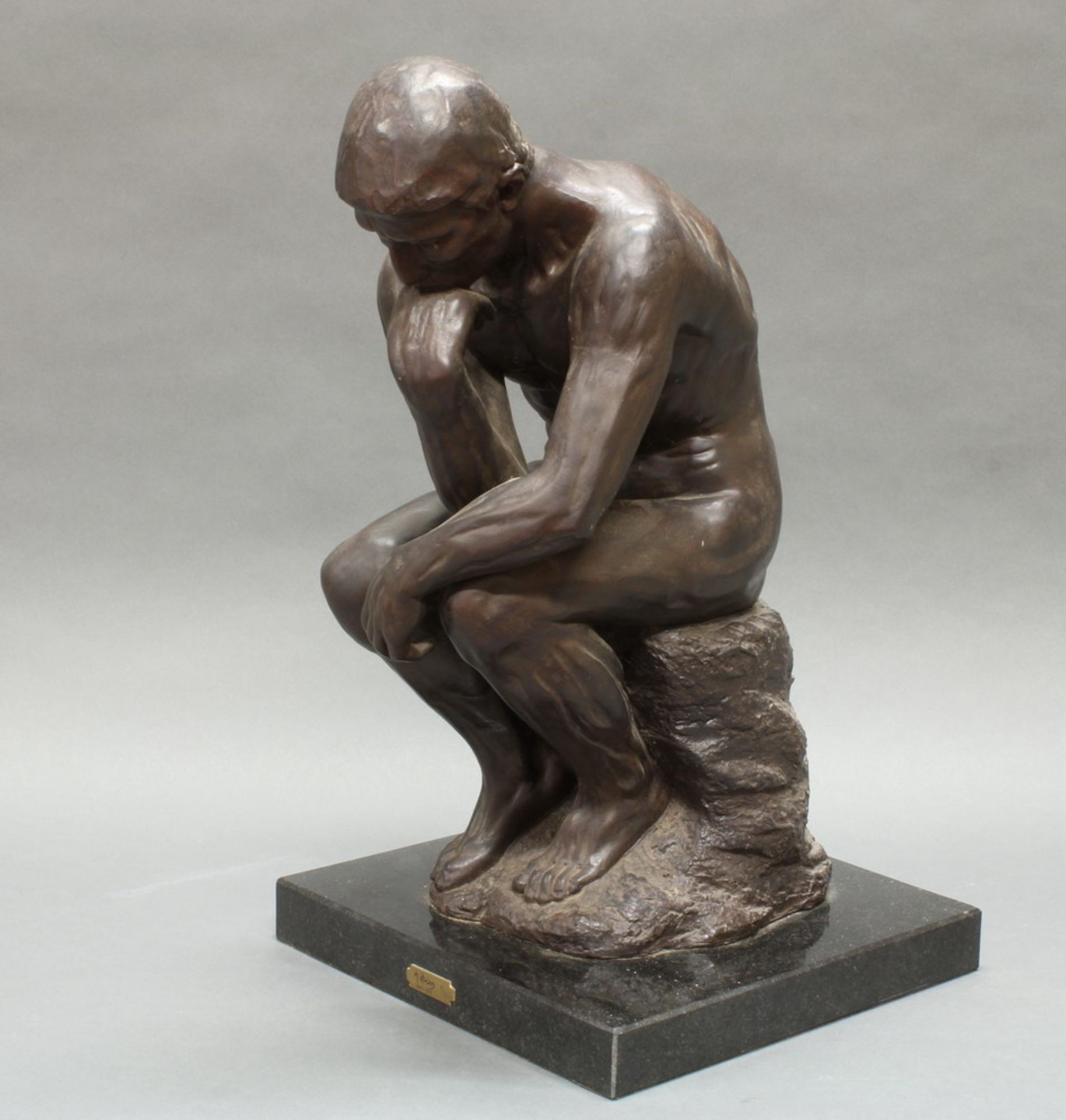 Plastik, dunkelbraun patiniert, wohl Keramik, "Der Denker", nach Rodin, neuzeitlich, auf - Image 3 of 5