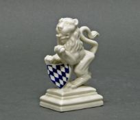 Porzellanfigur, "Bayerischer Wappenlöwe", Nymphenburg, Modellnummer 705b, weiß/blau, Modellentwurf