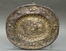 Schauplatte, Silber, womöglich 18. Jh., oval, reliefiert, Spiegel mit Venus und Cupido, Fahne mit