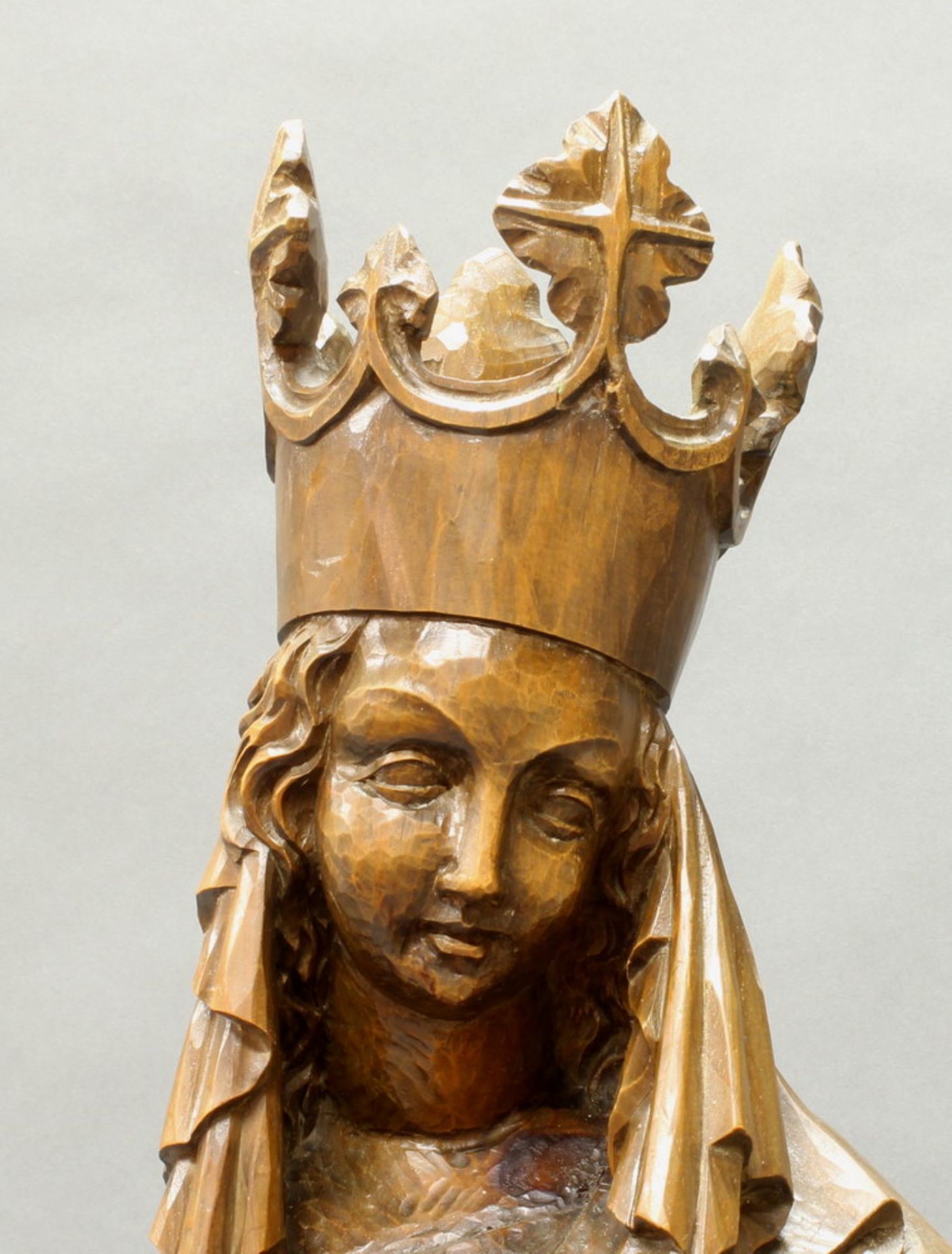 Skulptur, Holz geschnitzt, "Madonna mit Kind", 20. Jh., 73 cm hoch, Krone mit Klebestelle - Image 2 of 4