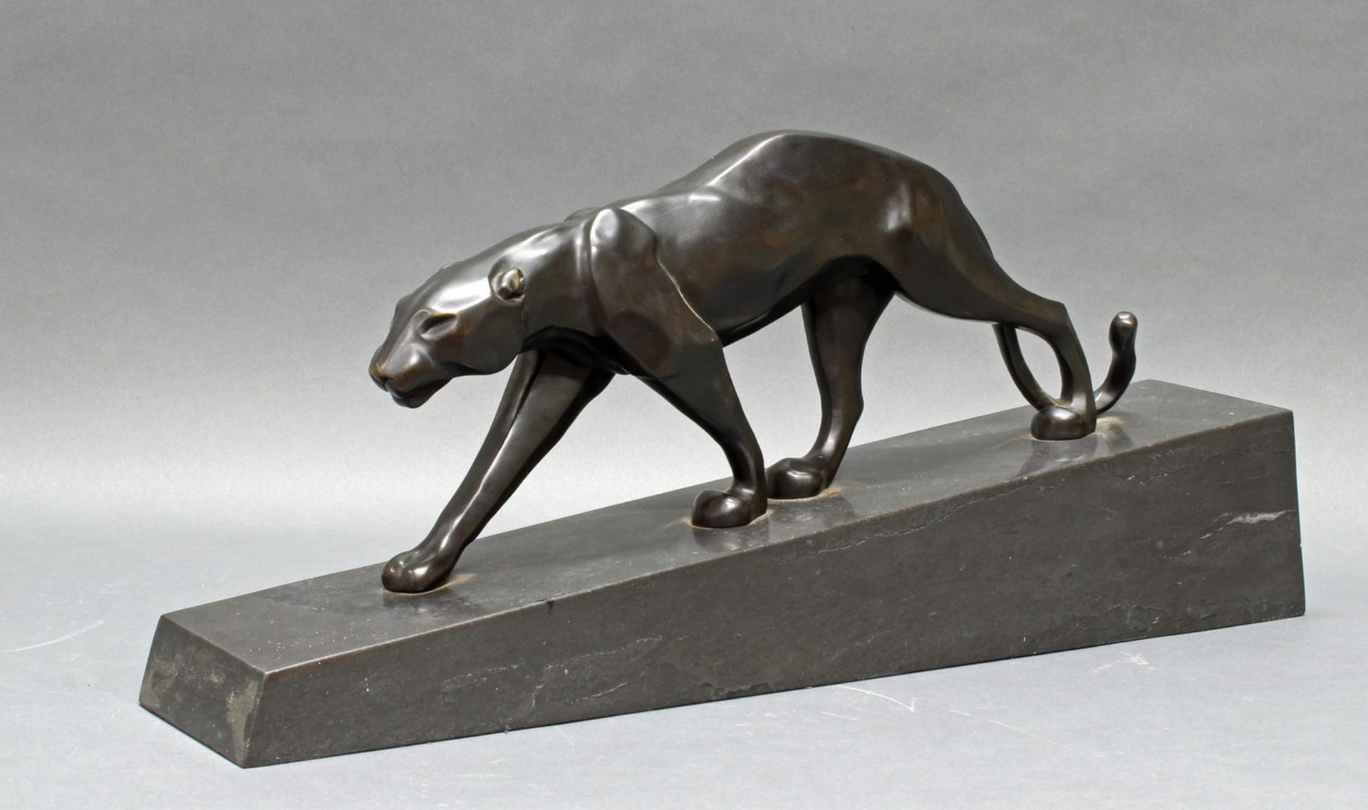 Bronze, "Panther", neuzeitlicher Guss, Art Deco-Stil, 18 x 46 cm, auf schrägem Marmorsockel, 12 x 64