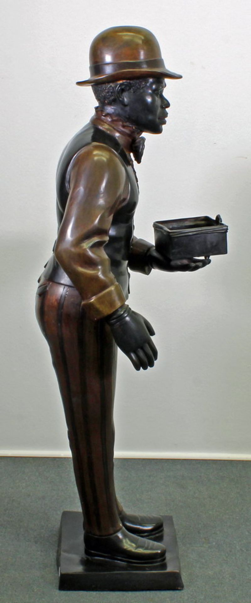 Bronze, "Butler", 20 Jh., 119 cm bzw. 123 cm hoch, Rand des Sockels hinten mit kleinem Riss - Bild 3 aus 4
