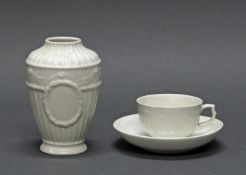 Tasse mit Untertasse, Tischvase, KPM Berlin, teils schwarze Kriegsmarke (Tasse, Tischvase),