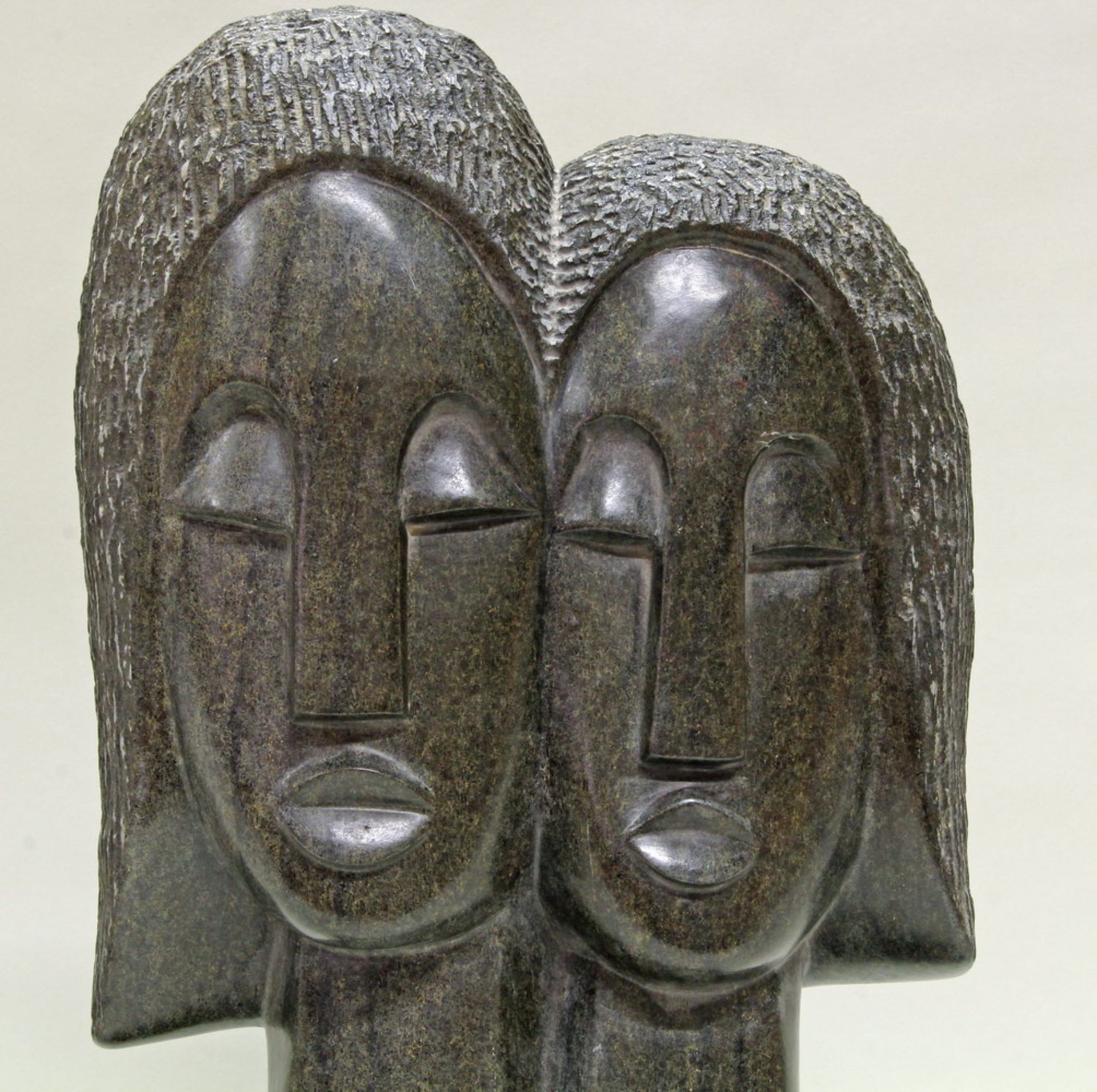Skulptur, Serpentinstein geschnitzt, "Two sisters", doppelseitiges Gesicht, rückseitig bezeichnet F. - Bild 2 aus 4