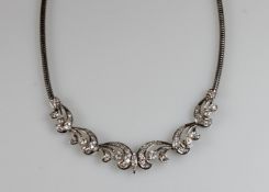 Collier, 1970er Jahre, WG 750, 21 Brillanten zus. ca. 0.90 ct., 36 Achtkantdiamanten zus. ca. 0.35