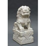 Skulptur, Fo-Hund, auf Sockel, 20. Jh., Marmor, 31 x 16.5 x 12 cm