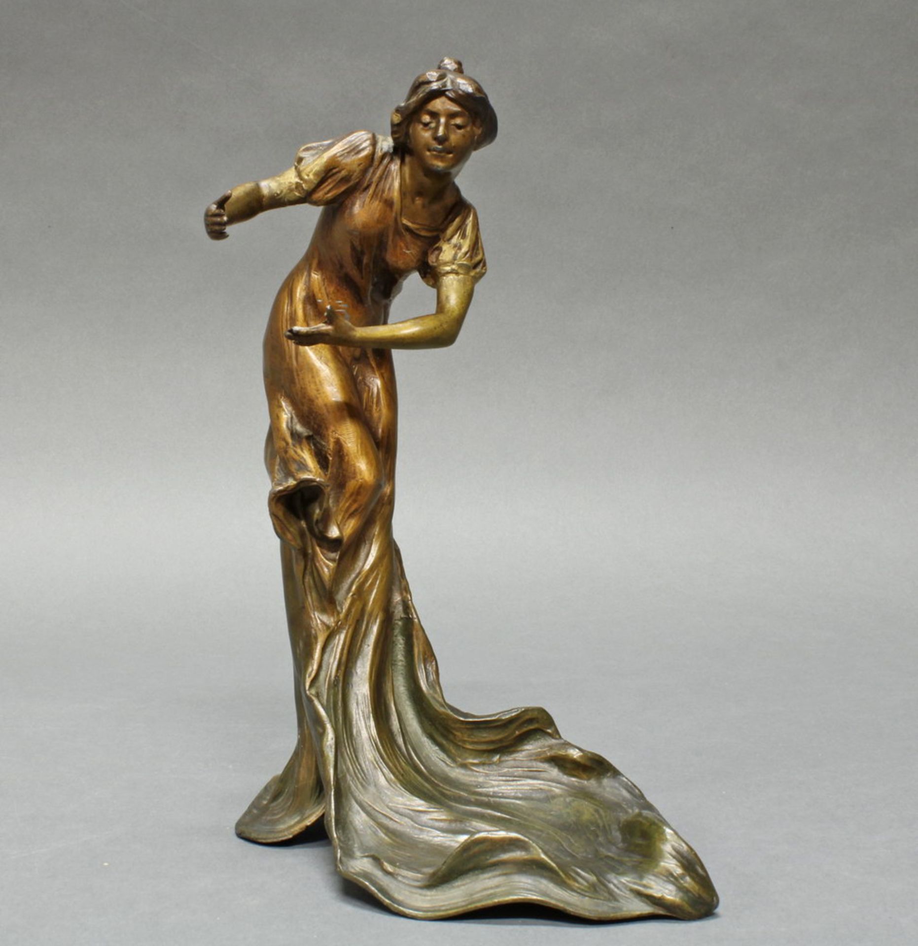 Plastik, Metallguss, bronziert, "Junge Frau in langem Kleid", Jugendstil, 24.5 cm hoch, leicht