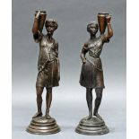 Paar Bronzen, "Afrikaner und Afrikanerin", Wasserkrüge tragend (als Kerzenhalter), gesockelt, je
