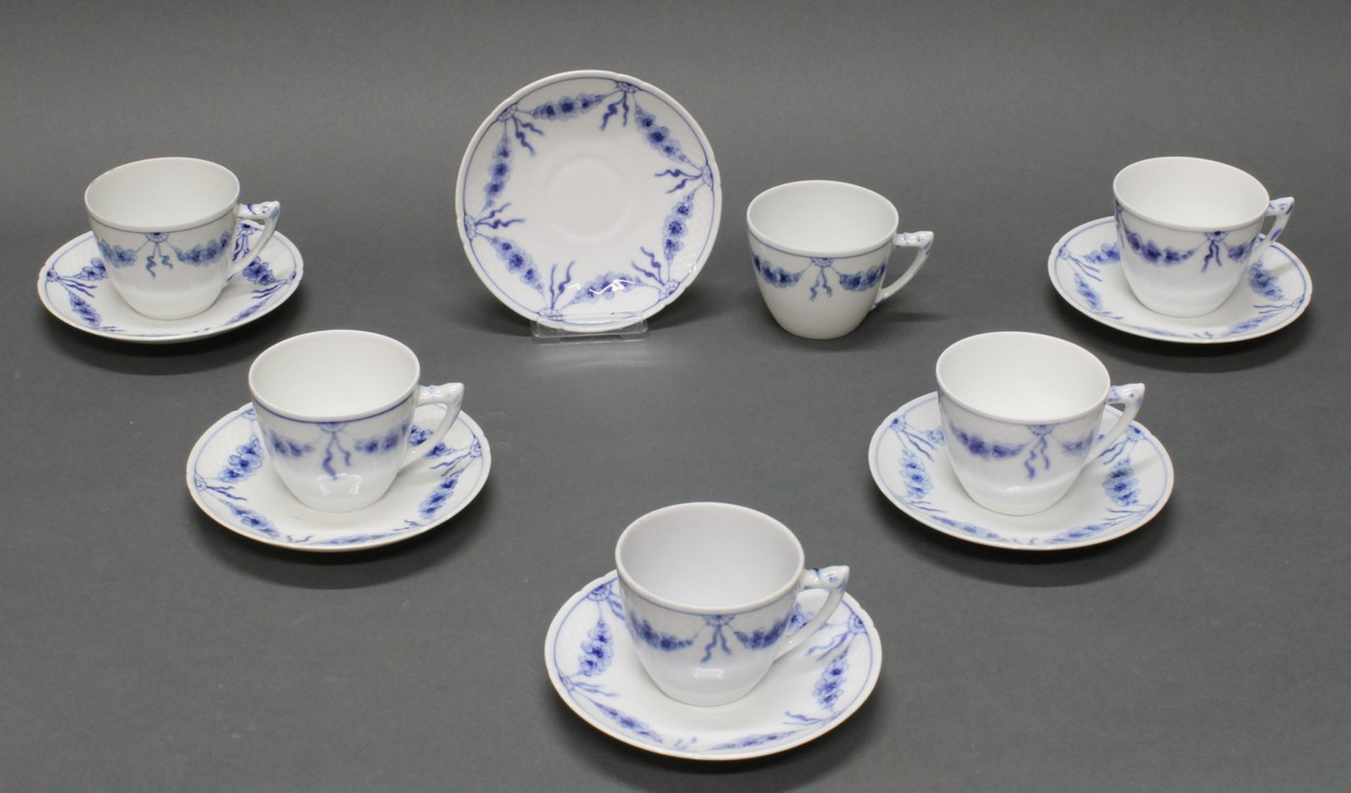 6 Tassen mit Untertassen, Bing & Gröndahl, Blaudekor Empire, 6.3 cm hoch, eine Untertasse umseitig