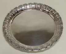 Tablett, Silber 800, Italien, Fahne mit reliefiertem Zungendekor, profilierter Rand, ø 35.5 cm,