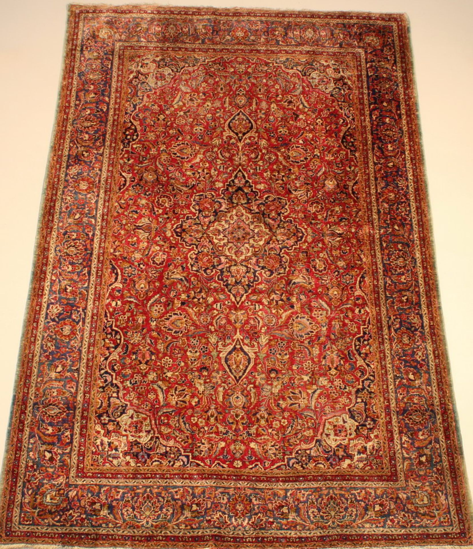 Keshan, Iran, Seide, alt, ca. 2.02 x 1.34 m, Flor partiell reduziert, Fransen fehlen, minimal