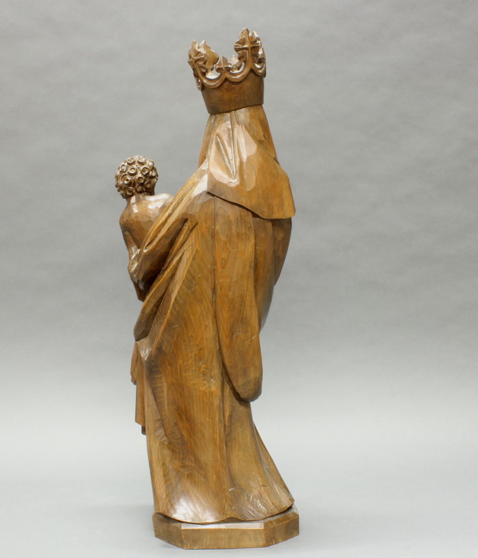 Skulptur, Holz geschnitzt, "Madonna mit Kind", 20. Jh., 73 cm hoch, Krone mit Klebestelle - Image 4 of 4