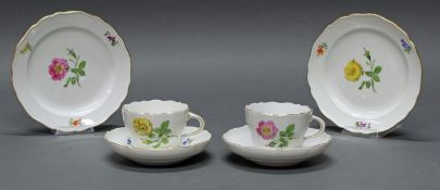 2 Gedecke, Meissen, Schwertermarke, 2. Wahl, Blume 1, Goldrand, ø 18 cm (Teller)