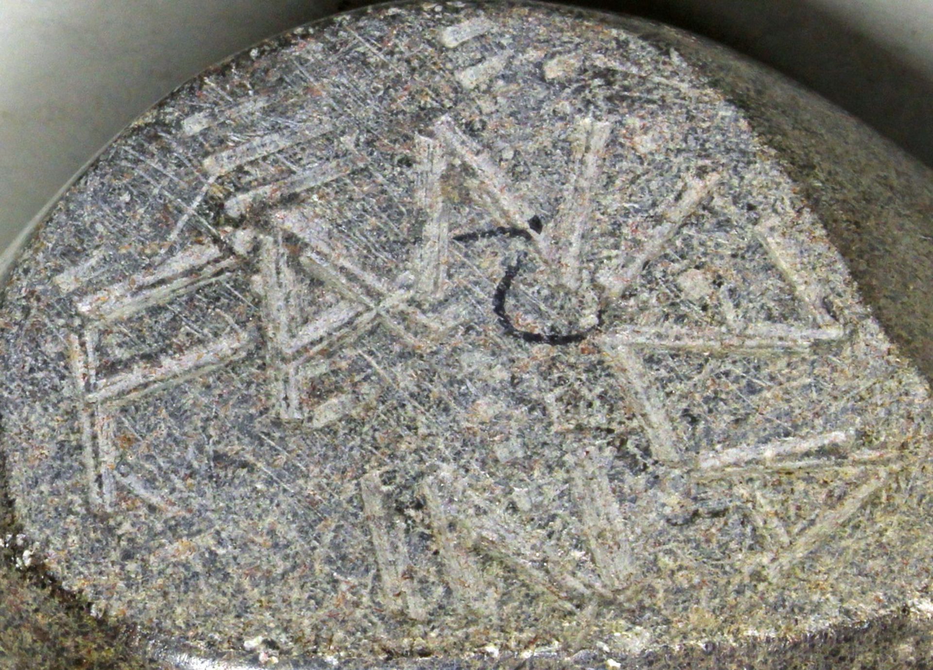 Skulptur, Serpentinstein geschnitzt, "Wistler/Der Pfeifer", auf der Standfläche bezeichnet Fanizani, - Image 2 of 2