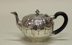 Teekanne, Silber 925, London, 1875, Robert Dicker, gedrückte Kugelform mit Lorbeergirlanden,
