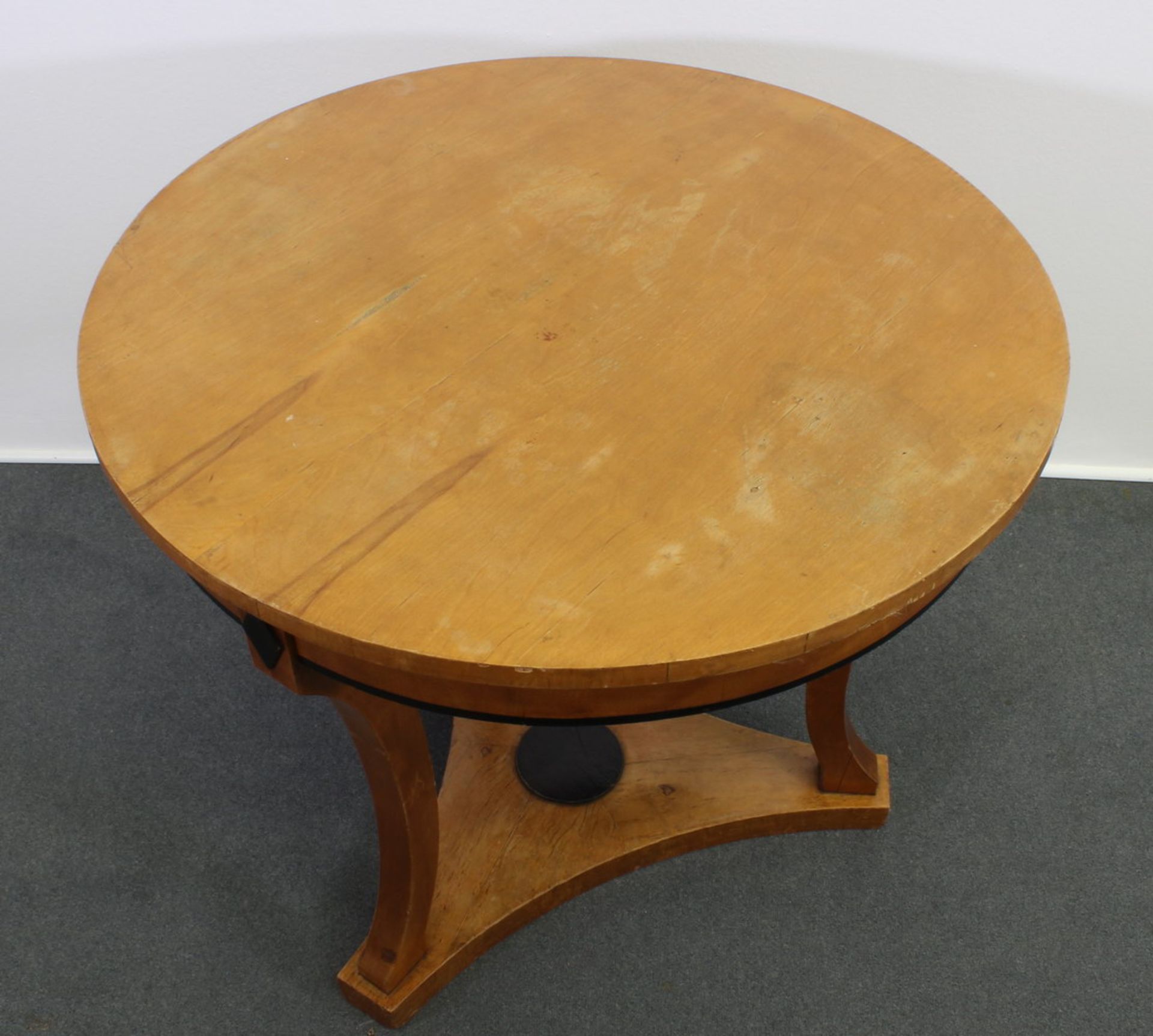 Runder Tisch, Biedermeier, um 1830, kirschbaumfarbig, drei geschwungene Beine auf dreipassigem - Bild 2 aus 2