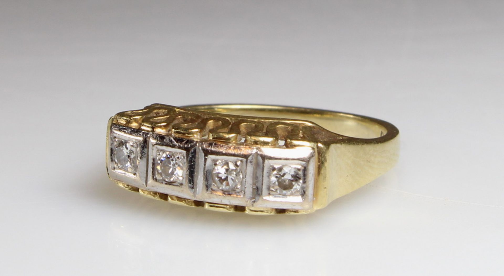 Ring, 1940er Jahre, GG 585, weiß belötet, 4 Brillanten zus. ca. 0.20 ct., 4 g, RM 17.5