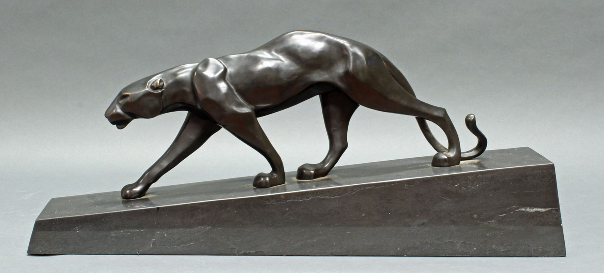 Bronze, "Panther", neuzeitlicher Guss, Art Deco-Stil, 18 x 46 cm, auf schrägem Marmorsockel, 12 x 64 - Bild 2 aus 2