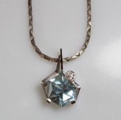 Anhänger, WG 585, 1 facettierter blauer Topas ca. 20.31 ct., 1 Brillant ca. 0.46 ct., etwa w/p1,