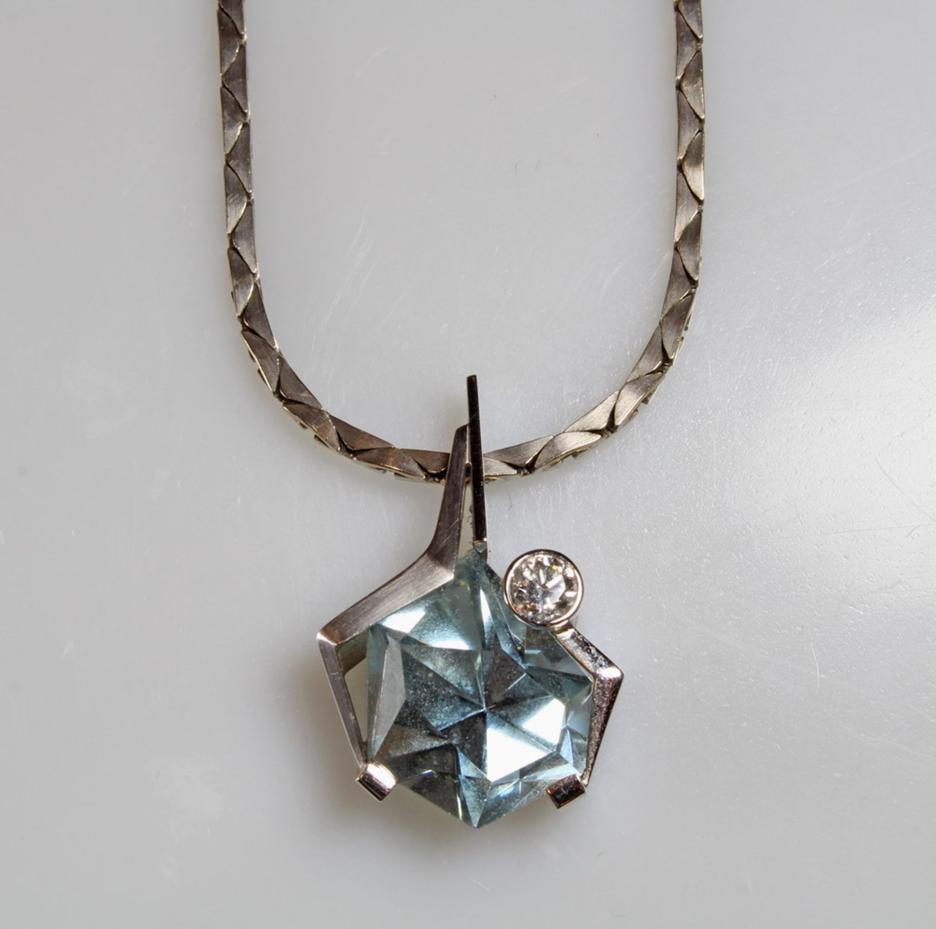 Anhänger, WG 585, 1 facettierter blauer Topas ca. 20.31 ct., 1 Brillant ca. 0.46 ct., etwa w/p1,