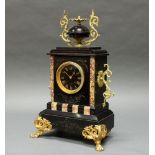 Pendule, Frankreich, um 1880, belgischer Marmor mit eingelassenem rötlich-beigem Marmor, floraler