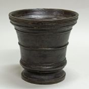 Mörser, wohl süddeutsch 17. Jh., Bronze, Glockenform mit umlaufenden Ringen, 19 cm hoch