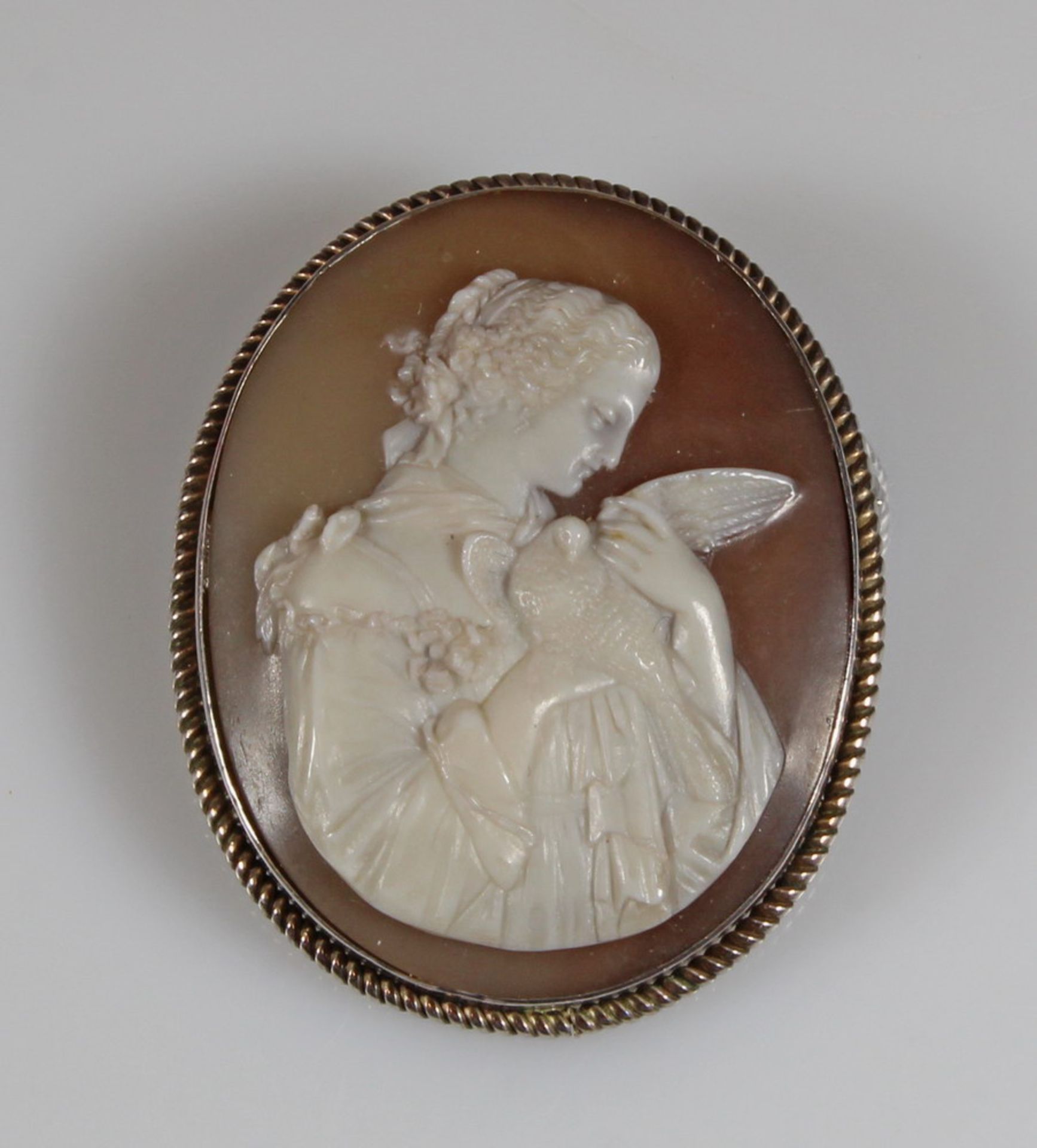 Brosche/Anhänger, Ende 19. Jh., Muschelkamee, 'Dame mit Taube', Fassung Silber 835, 4.5 x 3.5 cm, 13