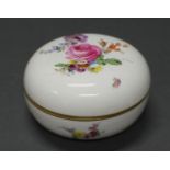 Deckeldose, Meissen, Schwertermarke, 1850-1924, 1. Wahl, bunte Blumen und Insekten, 9 cm hoch, ø