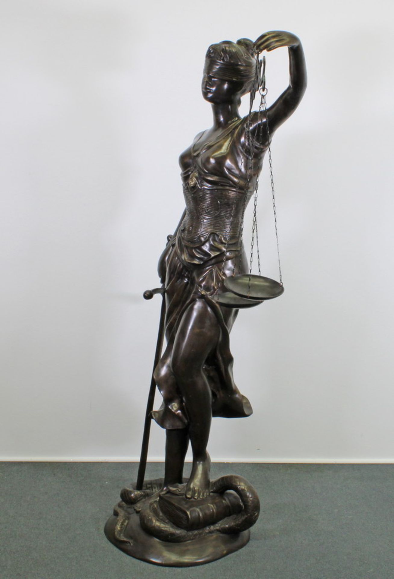 Bronze, "Justitia - Allegorie der Gerechtigkeit", ca. 30 kg, 157 cm hoch, Waage abnehmbar. Schwere - Bild 2 aus 5