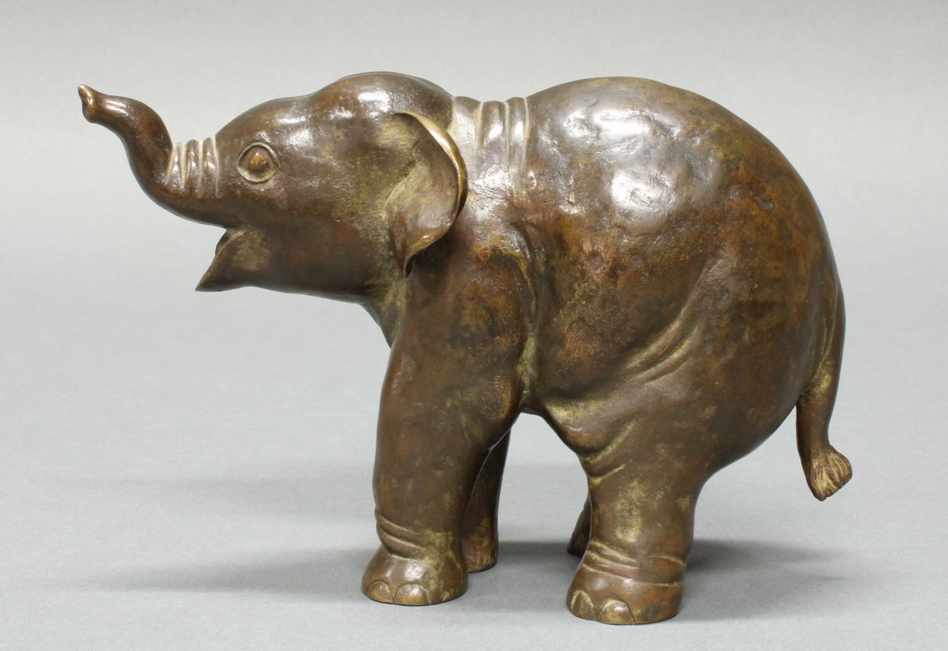 Bronze, braun patiniert, "Junger Elefant", auf der Standfläche bezeichnet L. Scherf, 12 cm hoch. - Image 2 of 6