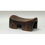 Sitzhocker, Äthiopien, Afrika, 20. Jh., authentisch, Holz, 15 x 37 x 17 cm. Provenienz: