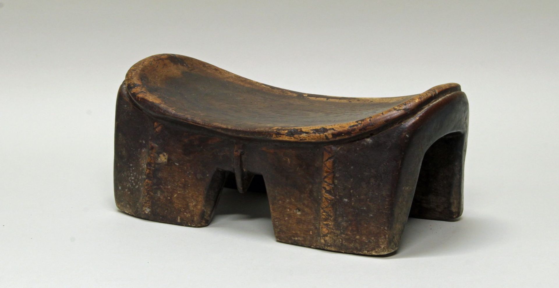 Sitzhocker, Äthiopien, Afrika, 20. Jh., authentisch, Holz, 15 x 37 x 17 cm. Provenienz: