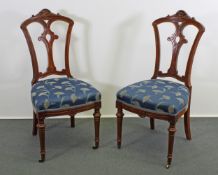 2 Stühle, Frankreich, Ende 19. Jh., Mahagoni, vordere Rundbeine auf Rollen, blauer floraler