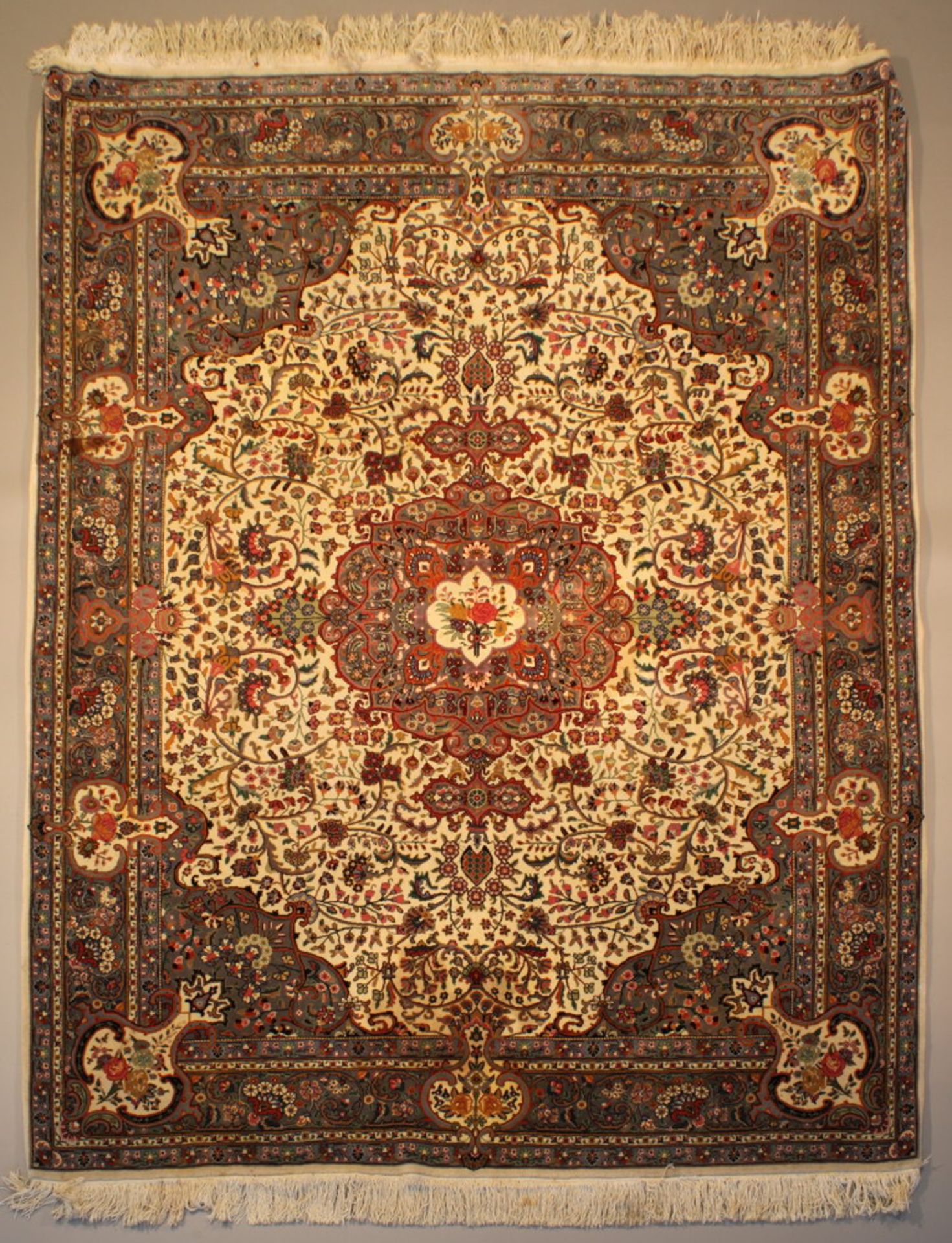 Albanien, Täbriz-Muster, ca. 2.50 x 2.00 m, fleckig