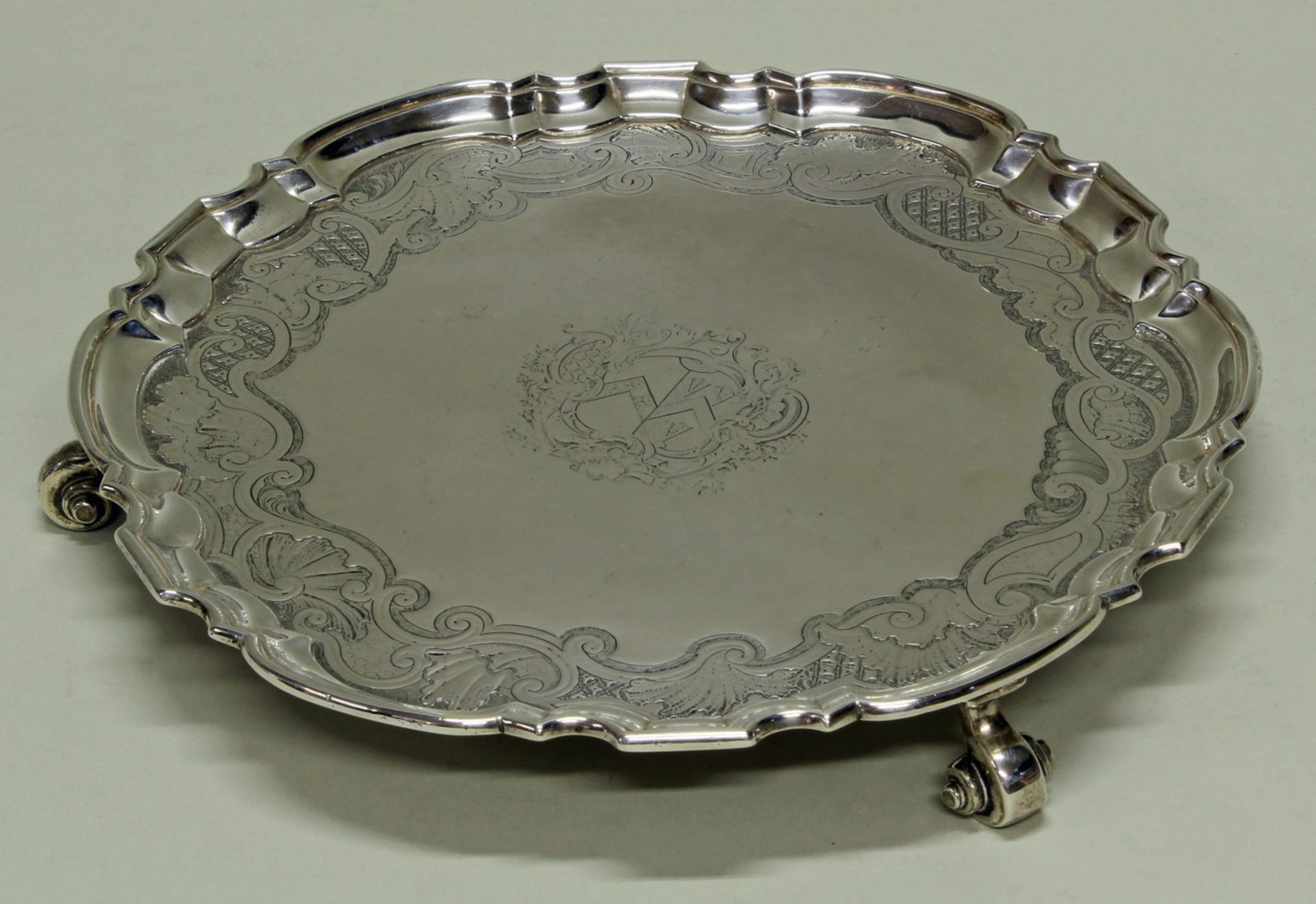 Salver, Silber 925, London, 1750, Meistermarke, Spiegel mit rocaillierter Zier und graviertem