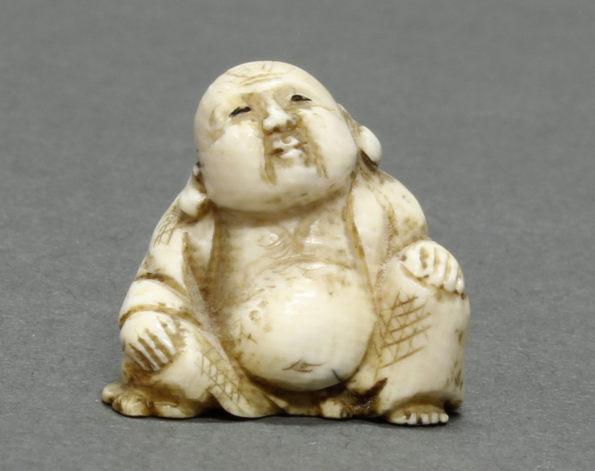 7 Netsuke, "Gottheiten und Volkstypen", Japan, Anfang 20. Jh., Elfenbein, geschnitzt, 2.5-3.5 cm - Image 4 of 8