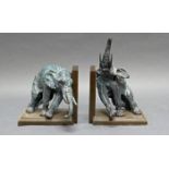 Paar Buchstützen, "Elefanten", in verschiedenen Posen, Bronze, grünlich patiniert, neuzeitlicher