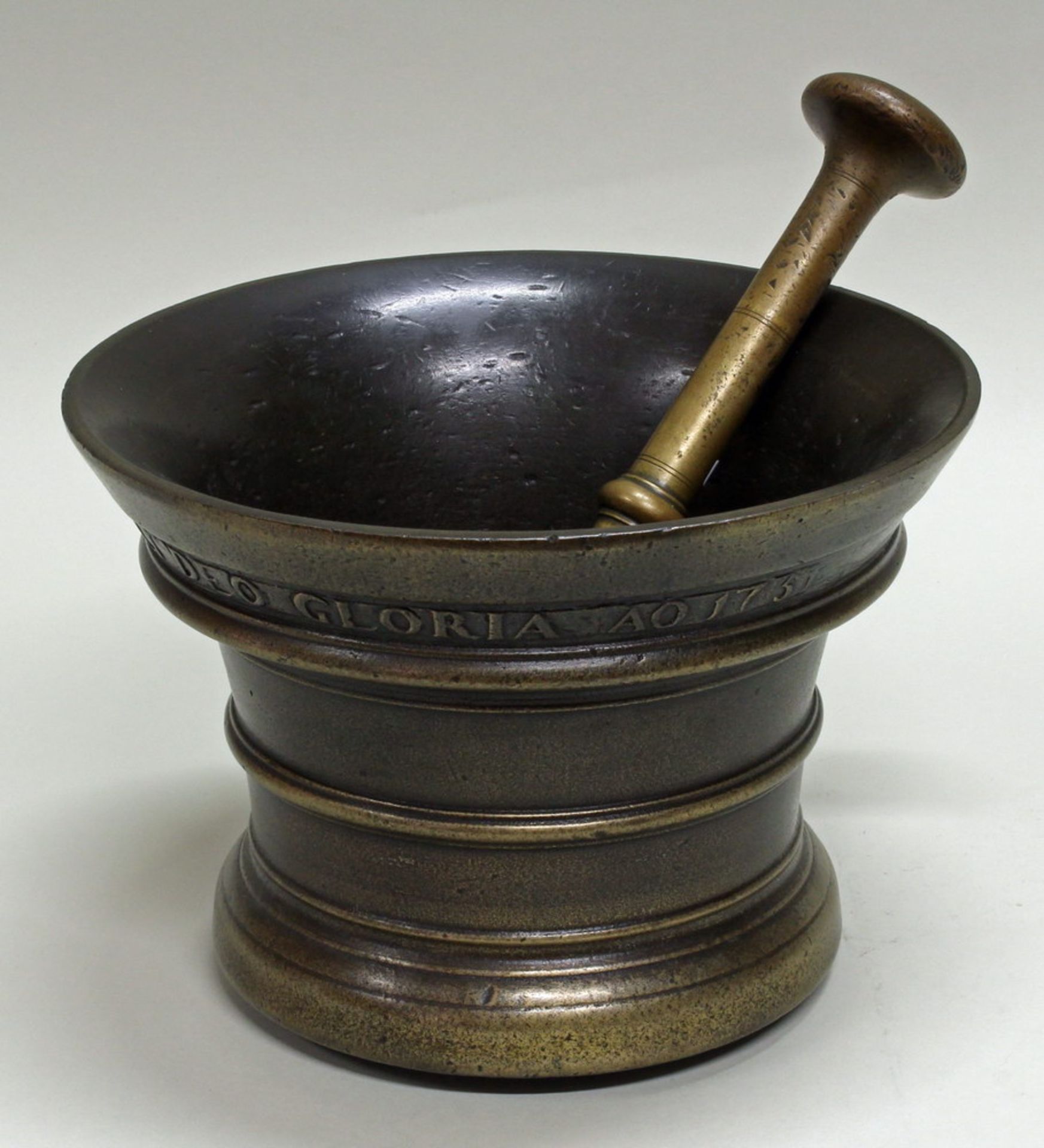 Mörser, "Soli Deo Gloria AO 1751", Flandern, 18. Jh., Bronze, Gelbguss, breite Glockenform,