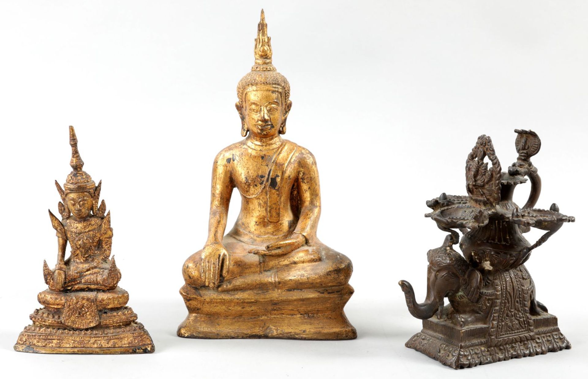 2 Buddhafiguren u. 1 Ritualgefäß
