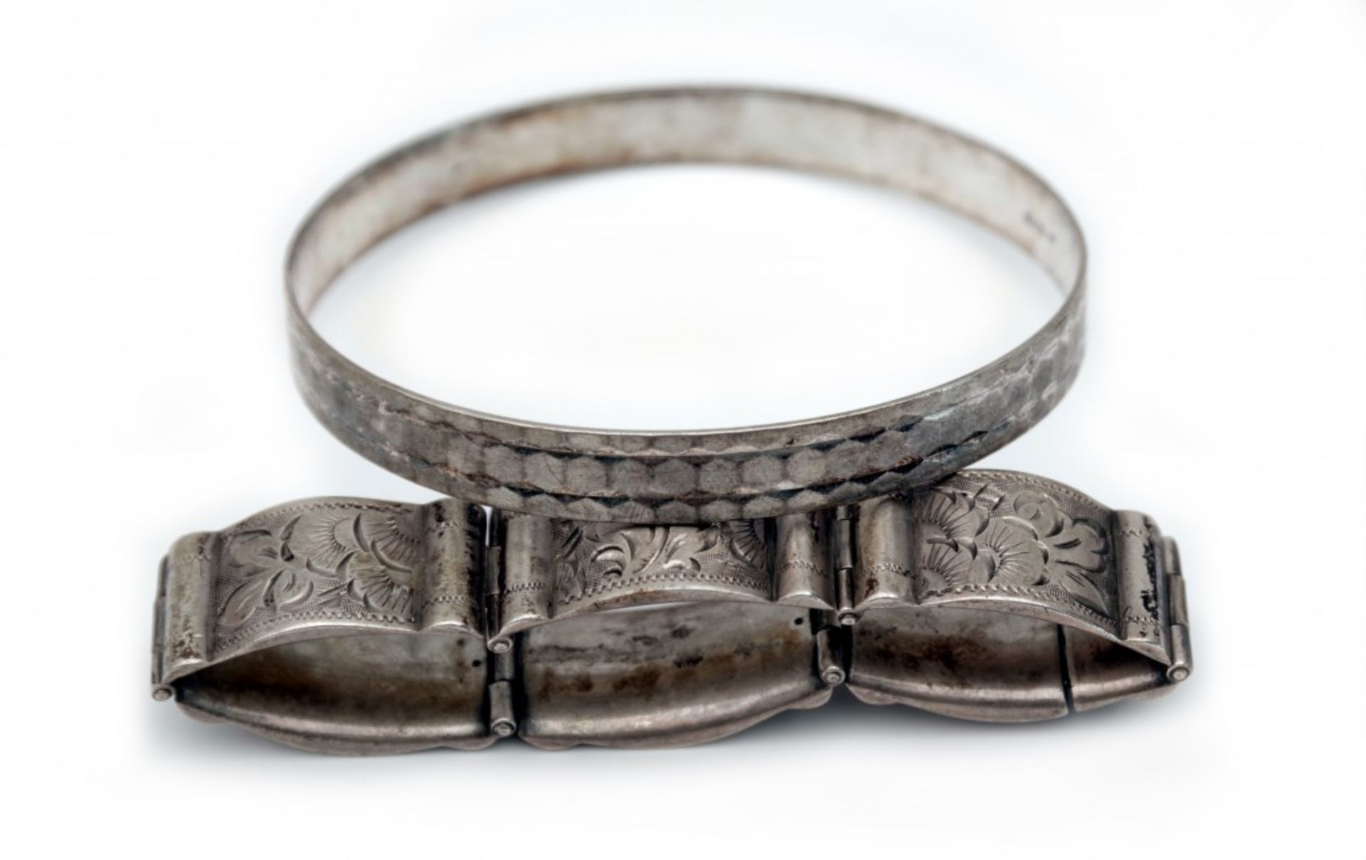 Zwei Armbänder