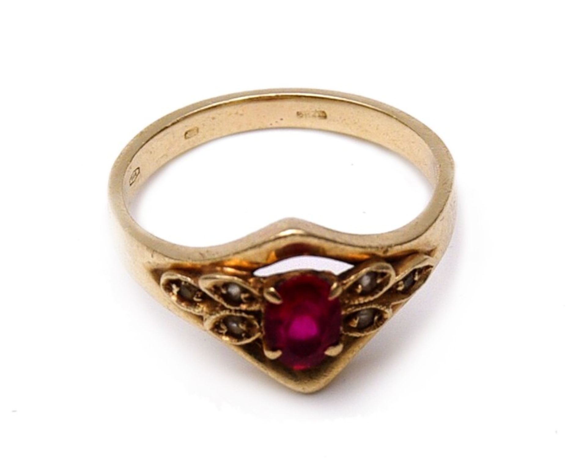 Ring mit rotem Stein